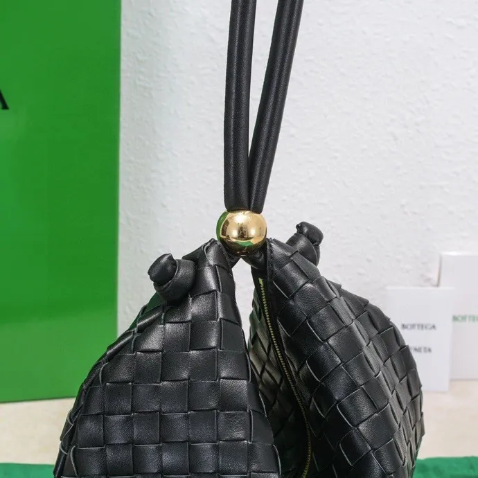 Batch 1260 BV has released a new product. The large size TURN #recommended new hot style is still the classic woven logo that we can recognize at a glance. It is really a unique shape that is both familiar and unfamiliar! Made of sheepskin weaving, with beautiful gold beads on the shoulder straps for free adjustment. You can switch between shoulder and handbags at will. It has a concave and convex shape anytime and anywhere. It is a practical king with a unique personality. With the right color combination, it can be sweet or salty. It is full of style. The summer catwalk style is beautiful. Hurry up and pull it out. Large size: 40*3*24, model: 6699-3#